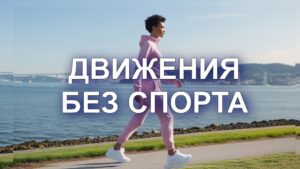 Изображение представляет собой фотографию в пейзажном стиле, на которой изображен человек, быстро идущий по мощеной дорожке вдоль водоема. На нем розовый спортивный костюм и белые кроссовки, у него короткие вьющиеся темные волосы. У человека светлая кожа, и он снят в профиль, двигаясь слева направо. На заднем плане - живописный вид на залив с виднеющимся вдали мостом и холмы под ясным небом. На переднем плане - полоса зеленой травы и скалистая береговая линия, которые дополняют безмятежную обстановку на открытом воздухе.